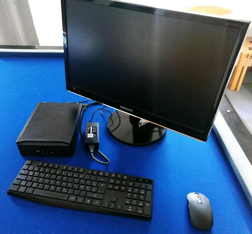 Mini PC mit Monitor, Tastatur und Maus in Bad Vilbel