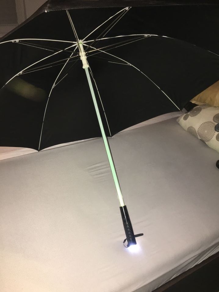 Toller Regenschirm mit Beleuchtung und Farbwechsel Farbe Schwarz in Berlin