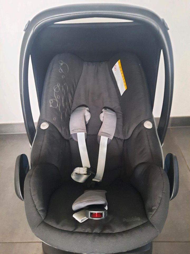 Maxi-Cosi Autositz inkl. FamilyFix Station + Zubehör in Westeregeln