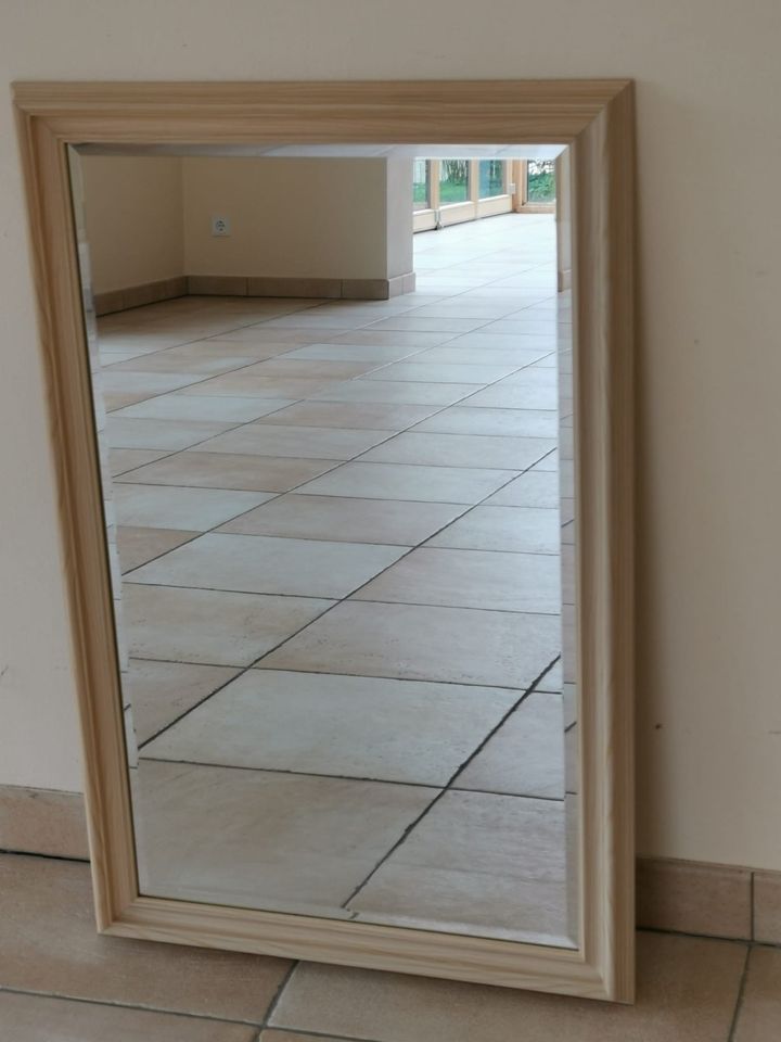 Spiegel mit Holzrahmen in Erftstadt