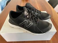 New Balance Damen Laufschuhe Sneaker Schuhe schwarz Gr. 40.5 Sachsen - Coswig Vorschau