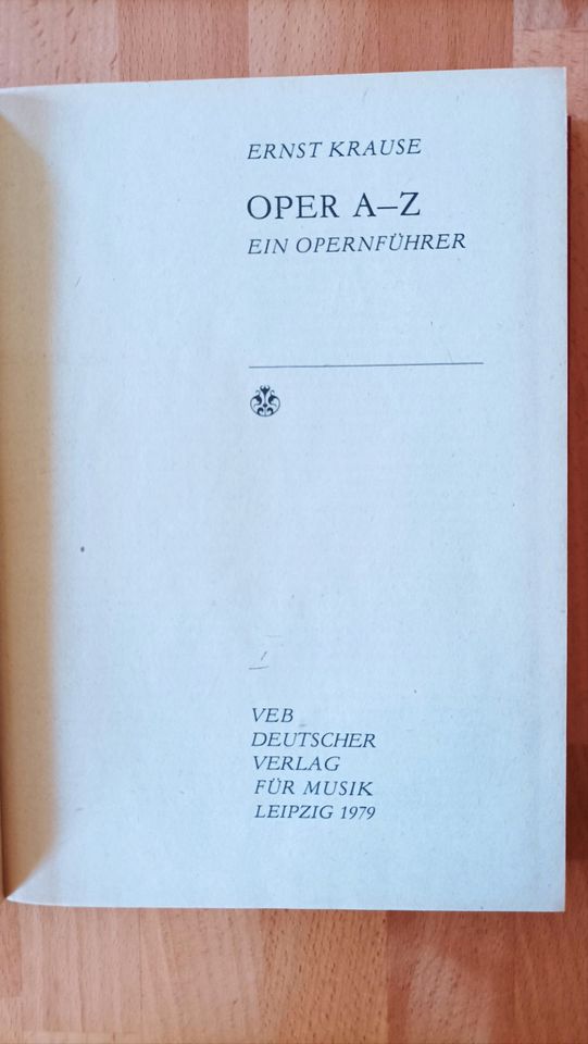 Buch - Opernführer von A-Z  für 6,25 € inklusive Versand in Merseburg