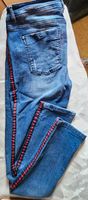Sportlich chice Jeans mit rotem Gallonstreifen, W29, Gr. 36 Niedersachsen - Rinteln Vorschau