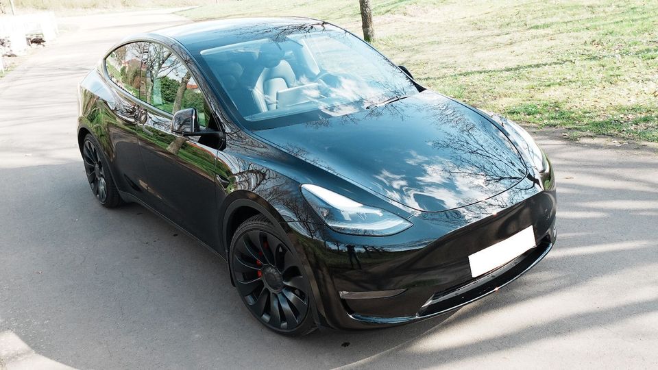 Tesla Model Y Performance 2023 in Konz