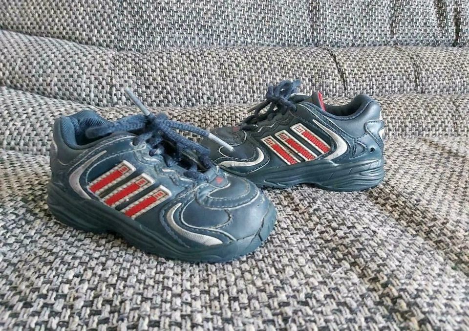 Dunkelblaue Adidas Schuhe in Größe 21 in Quedlinburg
