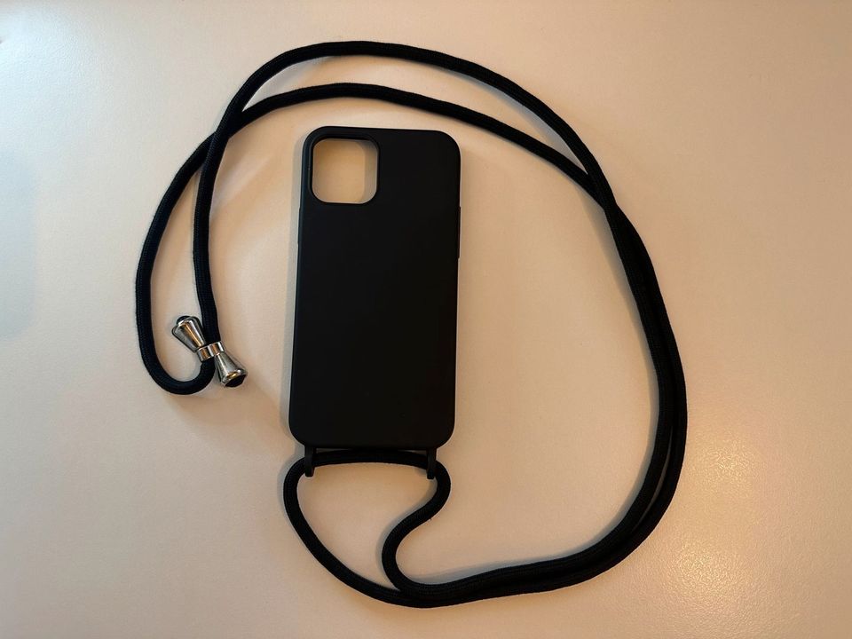 Iphone 12 Pro Hülle schwarz mit Kette in Augsburg