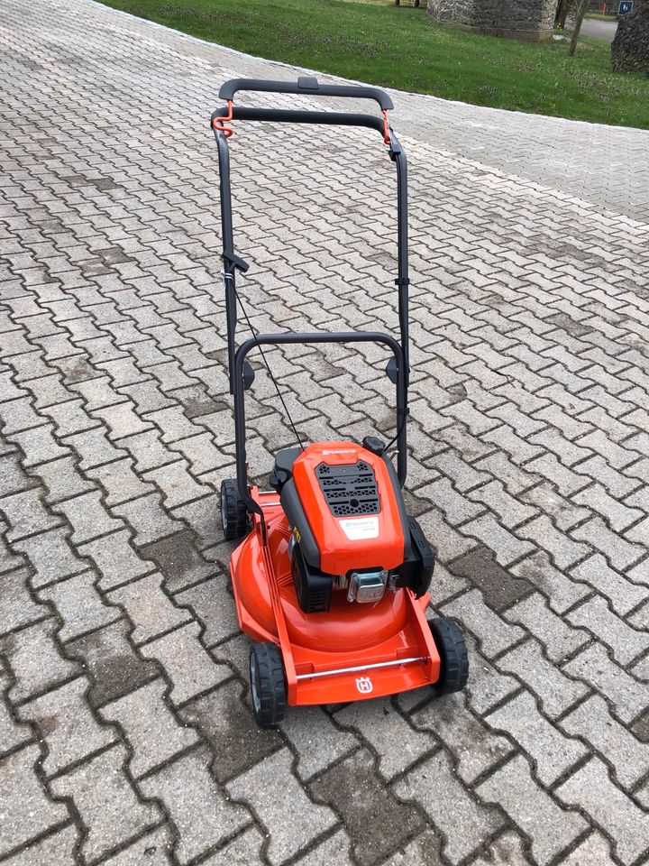 Husqvarna Benzinrasenmäher LB 146 in Teisendorf