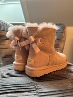 Ugg Boots Rosé Gr. 38 mit Satin Schleife NEU Niedersachsen - Edemissen Vorschau