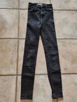 Jeans lang in schwarz in Gr. 32 slim fit von H & M High Sachsen - Riesa Vorschau