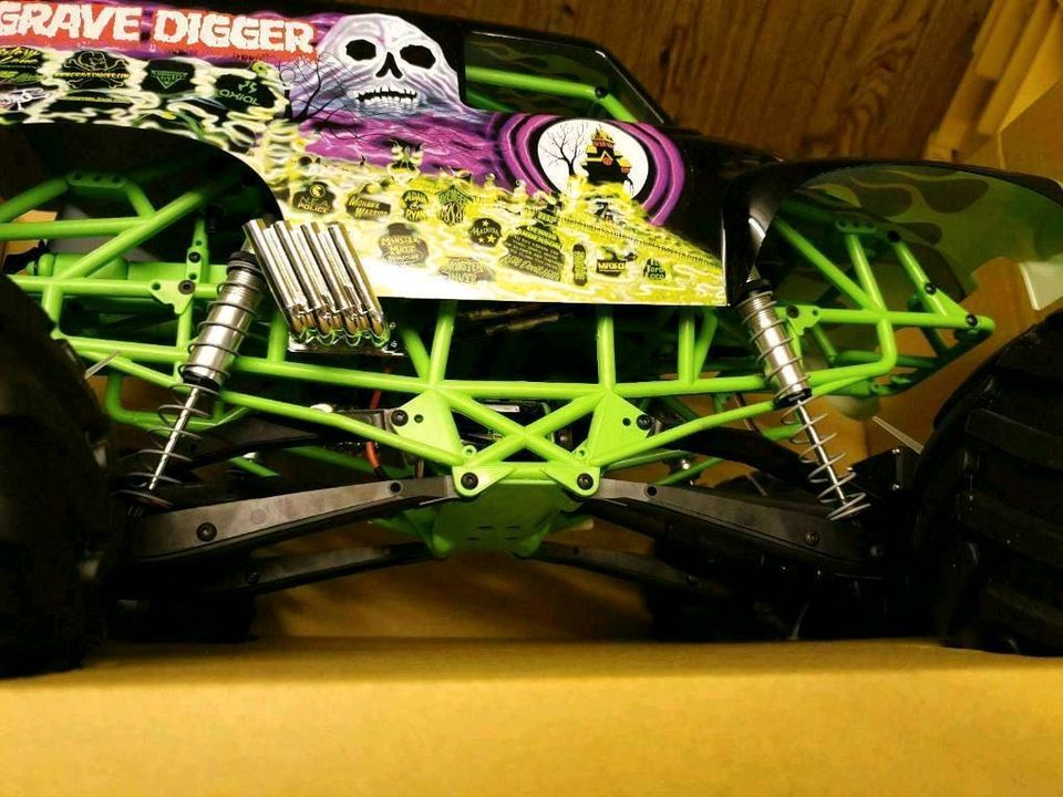 Monster-Jam Monstertruck Axial Smt-10 Grave-Digger OVP 1:10 RC in Nauheim