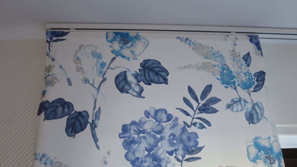 2 Gardinen [Flächenvorhänge] - Farbe: blau weiß - Floralesmuster in Bocholt