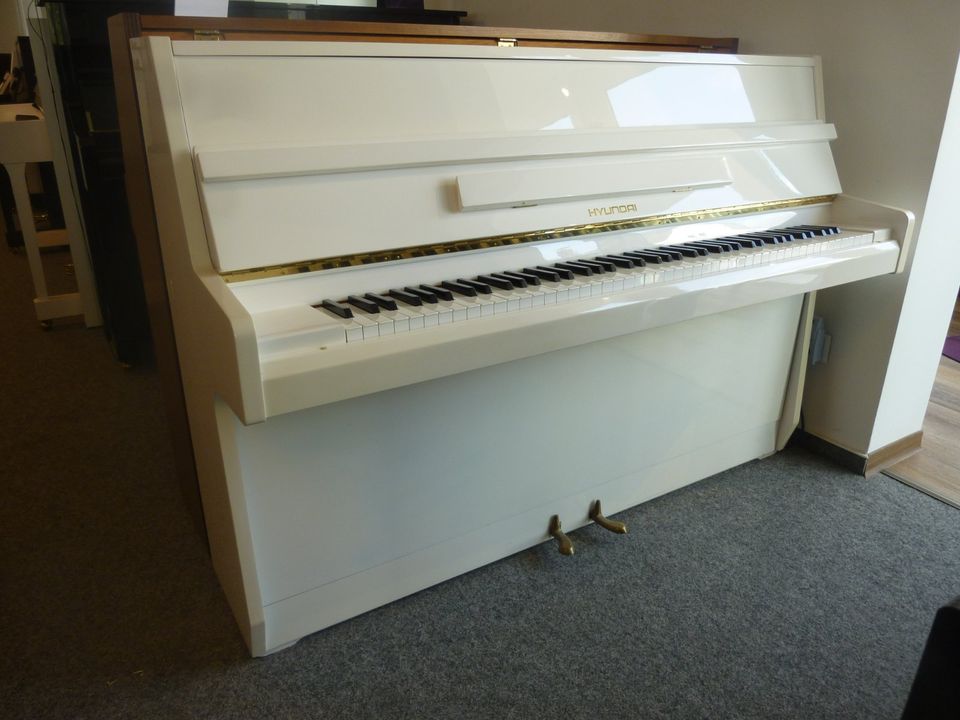 HYUNDAI Klavier in weiß poliert vom Klavierbauer überholt in Bielefeld