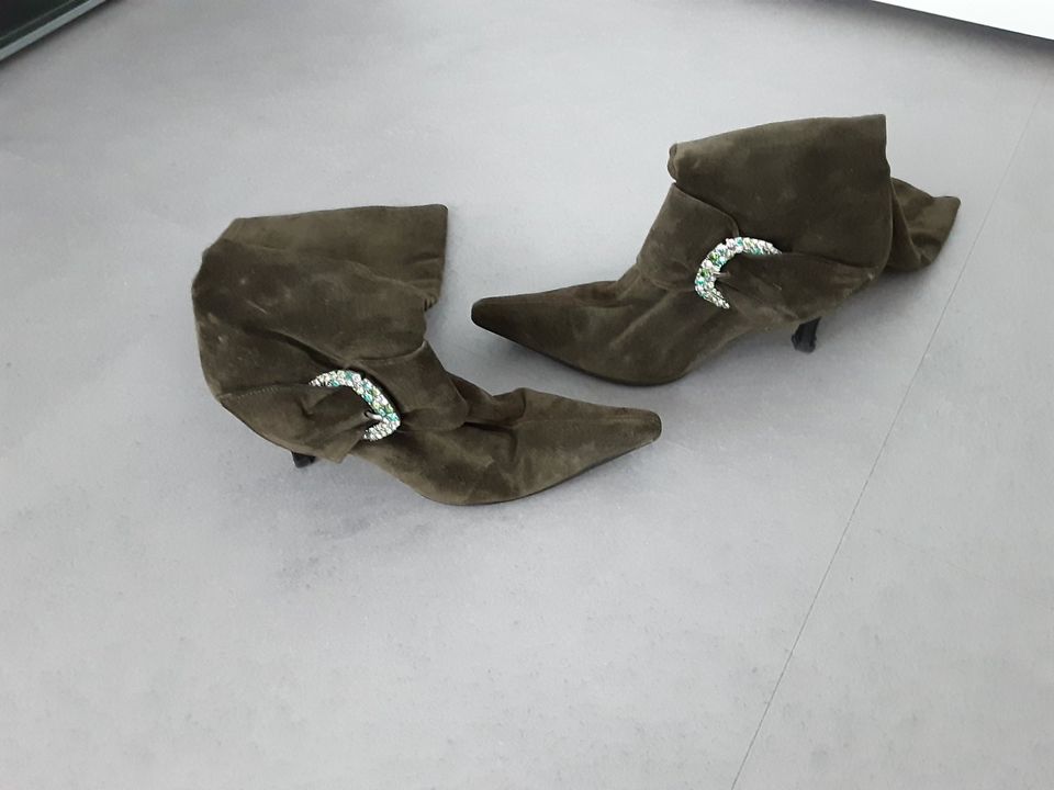 Tolle Wildlederstiefel mit Brosche, italienische Gr. 39, Fb. Grün in Bochum