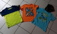 2x T-Shirts / 1x  Funktionsshirt, Kapuze, Dino Gr. 128 Nordrhein-Westfalen - Burscheid Vorschau