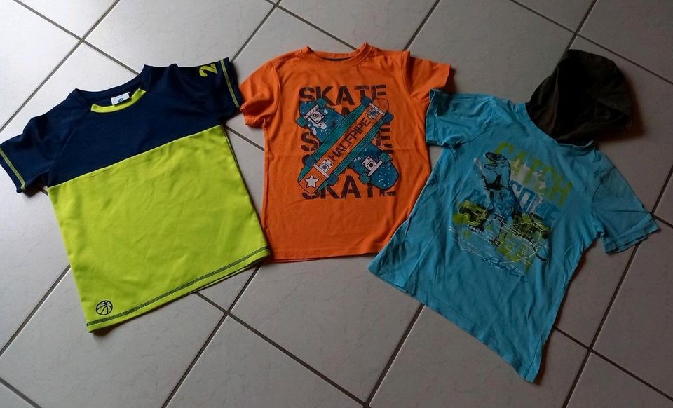 2x T-Shirts / 1x  Funktionsshirt, Kapuze, Dino Gr. 128 in Burscheid