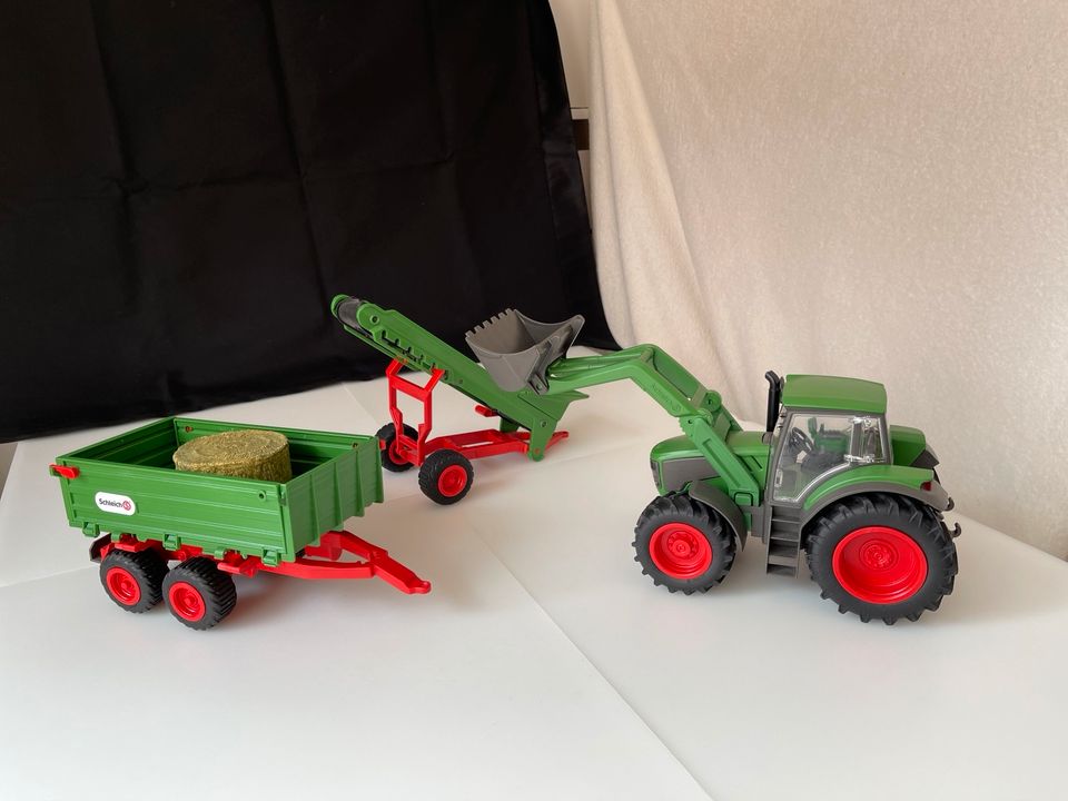 Schleich Farm World Traktor mit Anhänger und Förderband in Hartha