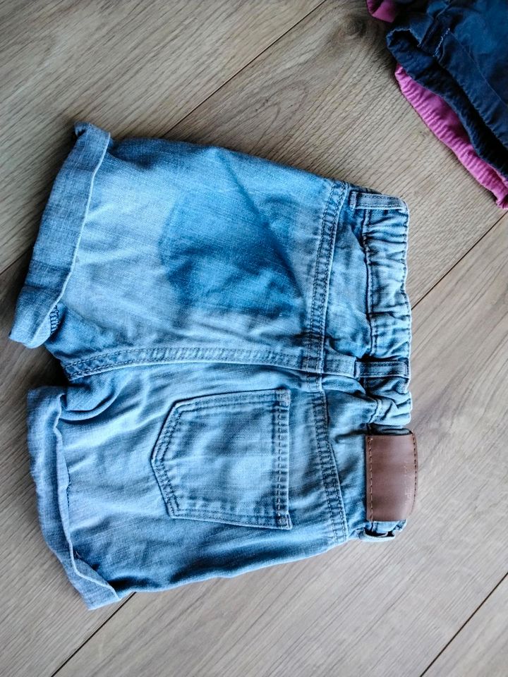 Jeansshorts 1x neu, 1x sehr gut erhaltenen Größe 80/86 in Katlenburg-Lindau