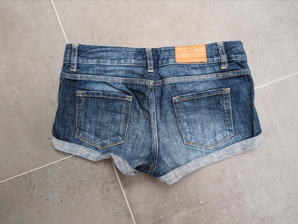 Shorts H&M Gr. 26 in Reichelsheim (Odenwald)