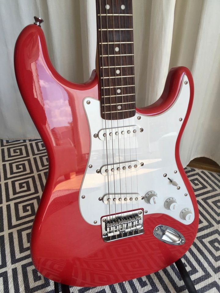 E-Gitarre ältere Fender Squiere Bullet Strat in Darmstadt