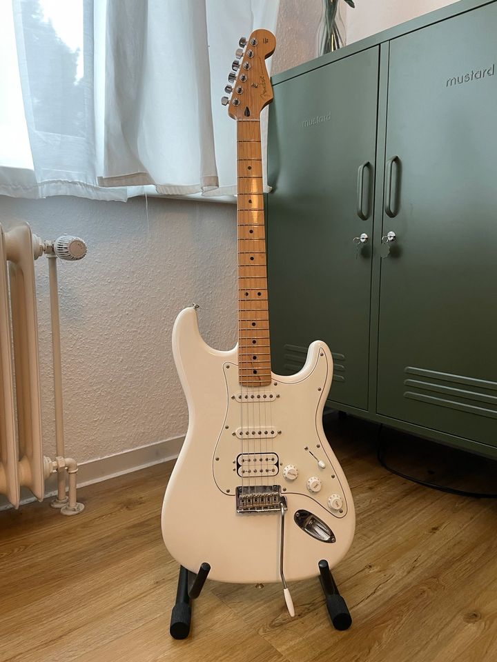 Fender Player Series Strat HSS MN PWT in Reinbek