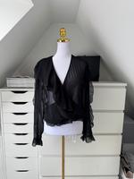 Zara Bluse langarm V-Ausschnitt Volants Rüschen Größe M schwarz Nordrhein-Westfalen - Altena Vorschau