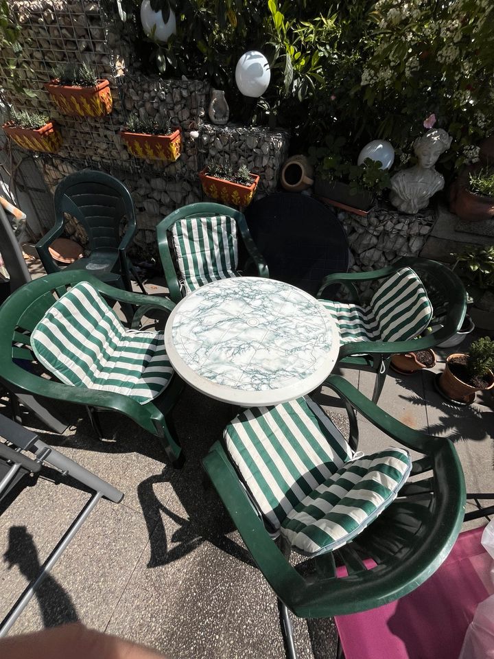Verkaufe hier gepflegte Gartenstühle mit Polster und Tisch in Rottenburg am Neckar