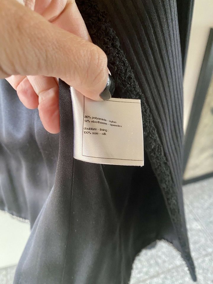 Chanel Petite Veste Noire jacke FULL SET brosche Stofftasche in Frankfurt am Main