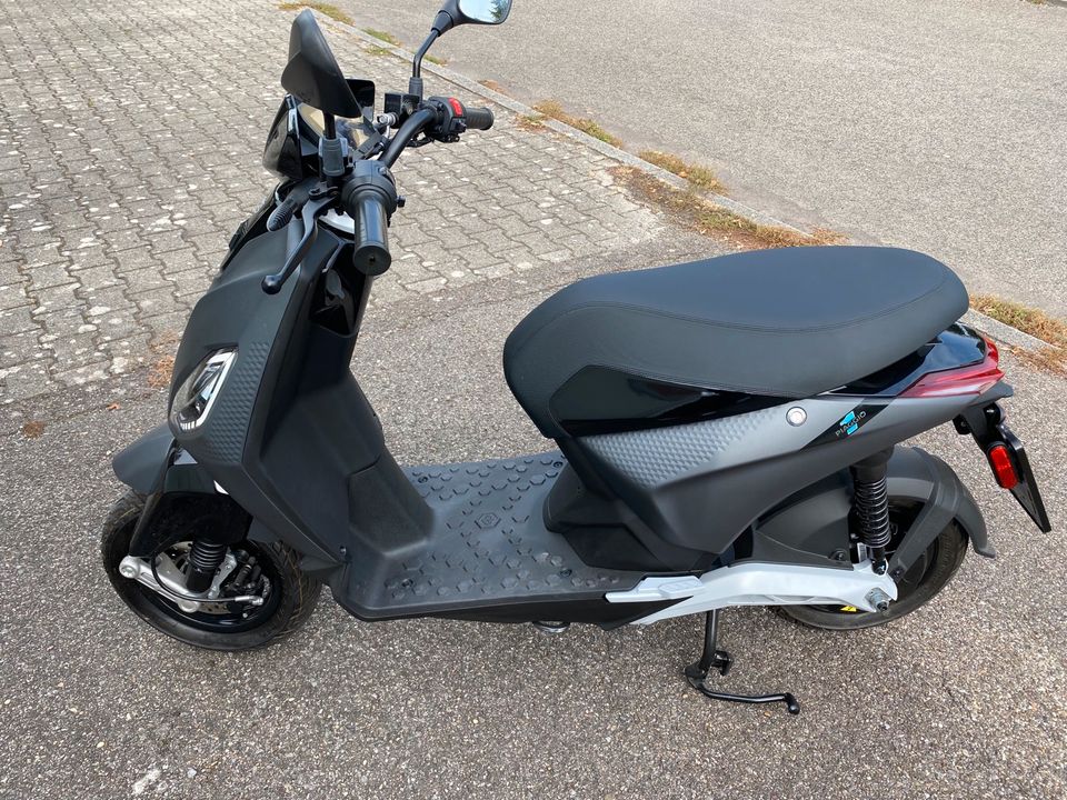 Piaggio 1 one Elektro 45 KM/h neuwertig mit erst 50 KM in Stuttgart