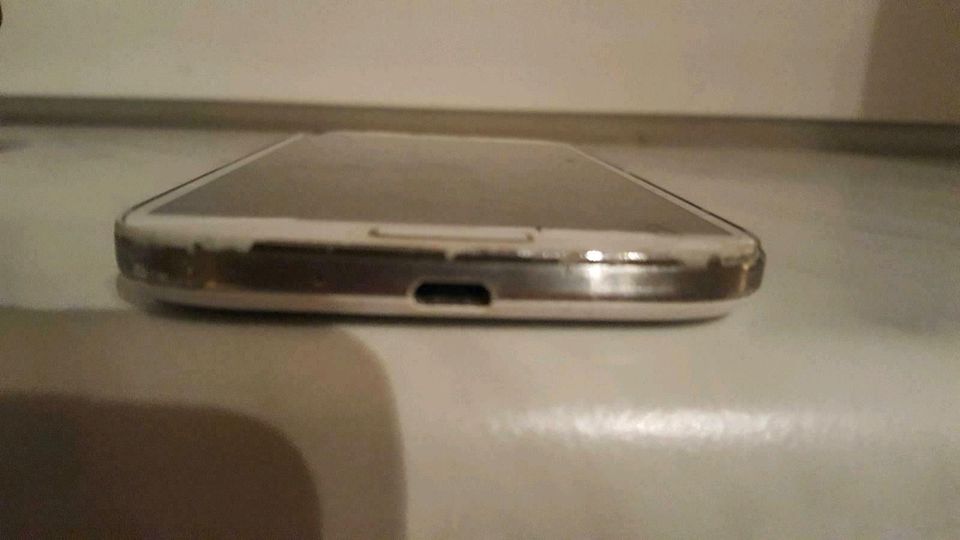 Handy SAMSUNG S4 GALAXY (runter gefallen) in Nordhausen