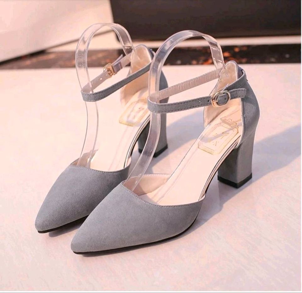 High Heels Pumps breiter Absatz mit Schnalle Grau Gr.36 in Saarwellingen