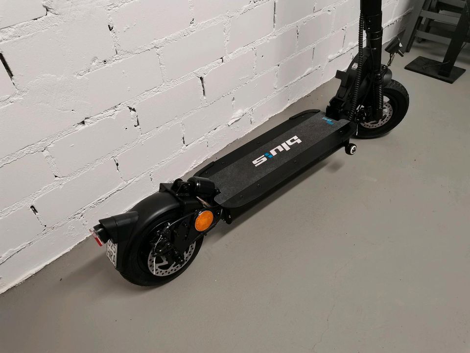 E-Scooter BLU:S XT 950 klappbar schwarz in Nierstein