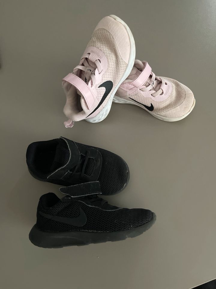 2 Paar Nike Sneaker Größe 25 schwarz und rosa in Marburg