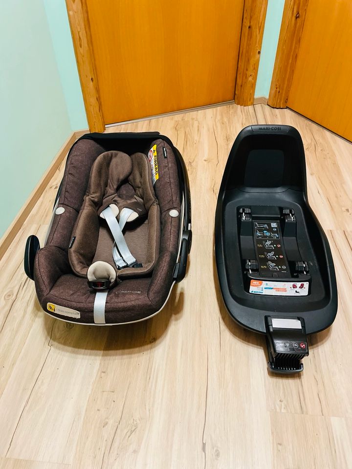 Maxi Cosi Babyschale mit Isofix Station in Neverin