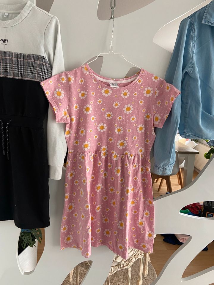 Mädchen Paket Kleider Kleid Pulli Hemd Jeans Gr.146 in Solingen