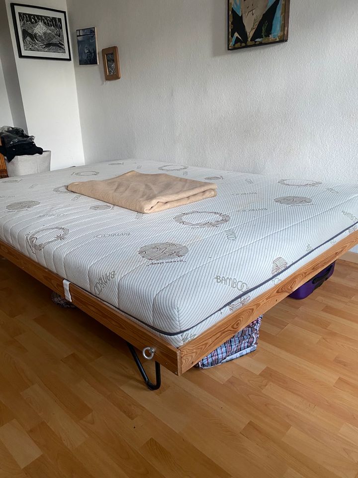 Großes Bett Holz mit oder ohne Matratze in Leipzig