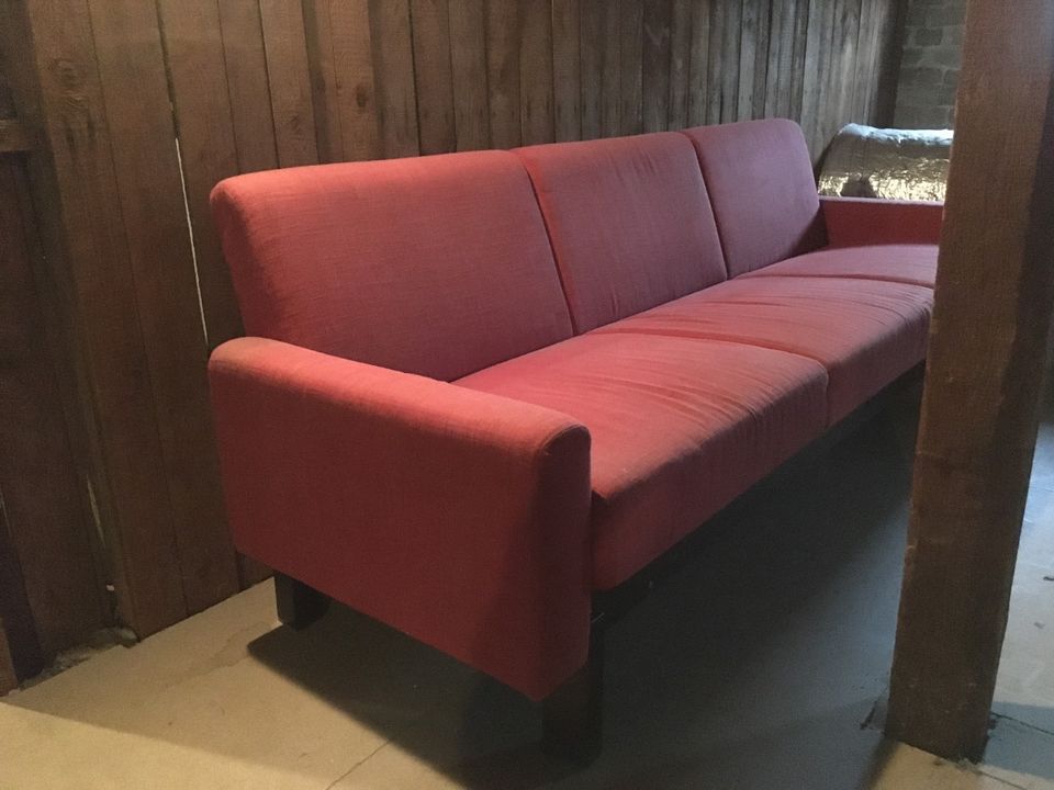 Rotes Sofa, Dreisitzer, schlichtes Design in Hamburg
