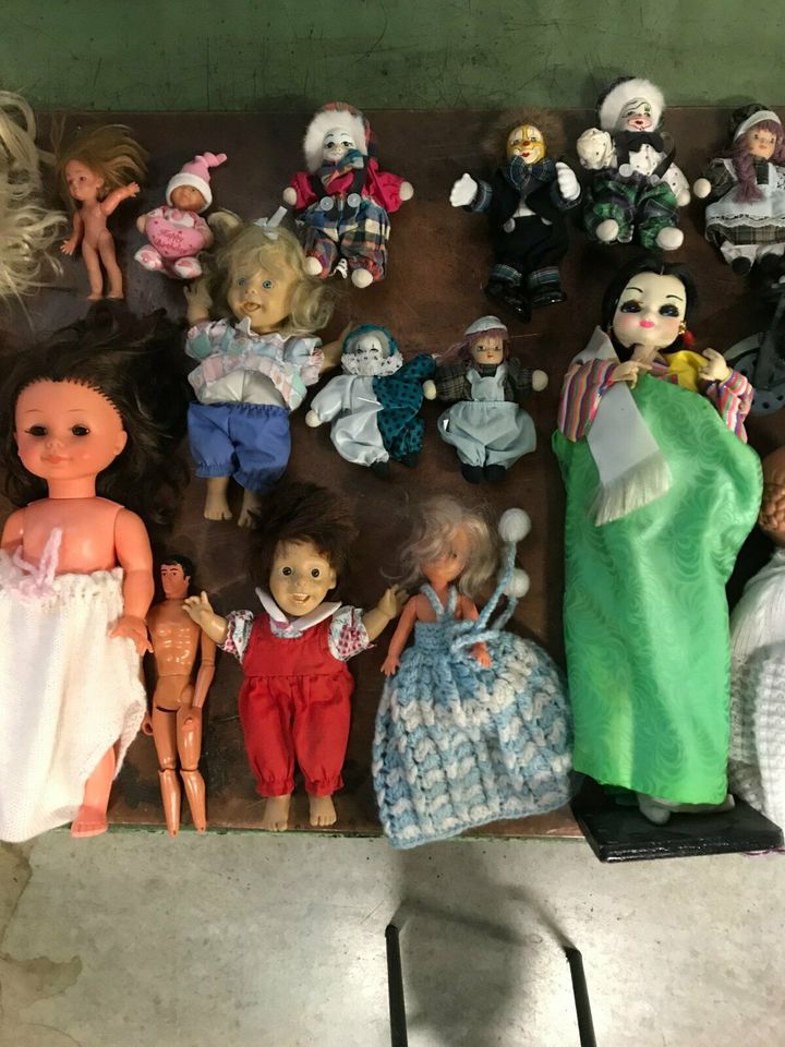 Dachbodenfund verschiedene Puppen mit Kleider. Siehe Bilder in Weissach im Tal