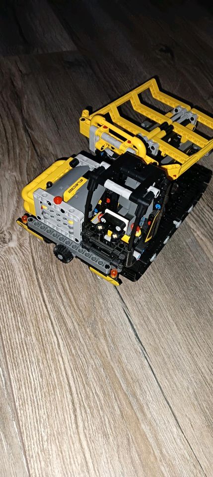 Lego Technik 2 in 1 Bagger in Barsbüttel