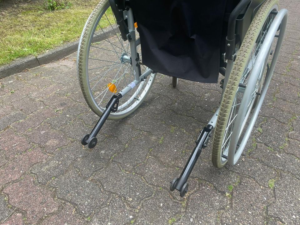 Klappbarer Rollstuhl Fußstützen zum Beine Hoch legen (Versand) in Hamburg