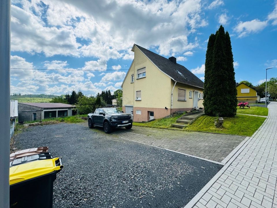 Gepflegtes Zweifamilienhaus mit Garage, Whirlpool DG Vermietet in Steineroth