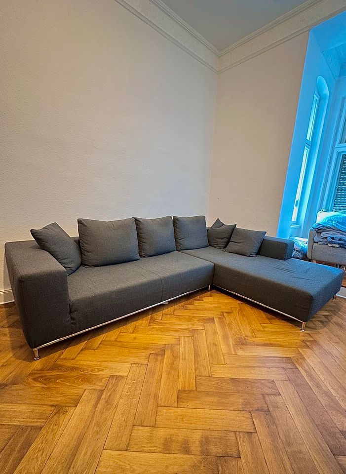 Große Wohnzimmer Couch in Grau + Kissen| in Schöneberg- Friedenau in Berlin