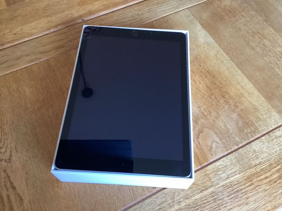 Ein gebrauchtes IPad Wi-Fi 128GB Space Gray MP2H2FD/A in Wahlstedt