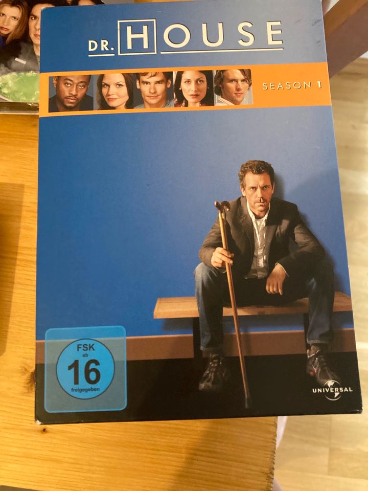 10 DVD Boxen, Serien, Simpsons, Futurama, Dr House, Scrubs, etc in München