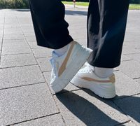 Puma Sneakers in weiß gold Hamburg Barmbek - Hamburg Barmbek-Süd  Vorschau