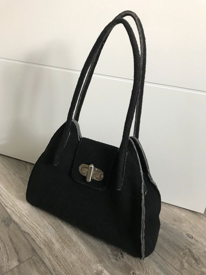 Handtasche aus Filz, schwarz, Filztasche, Top Zustand in Bielefeld