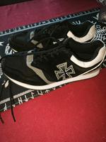 Stylische Sneaker mit Eisenkreuz-Design – Gr. 41 Sachsen-Anhalt - Wedderstedt Vorschau