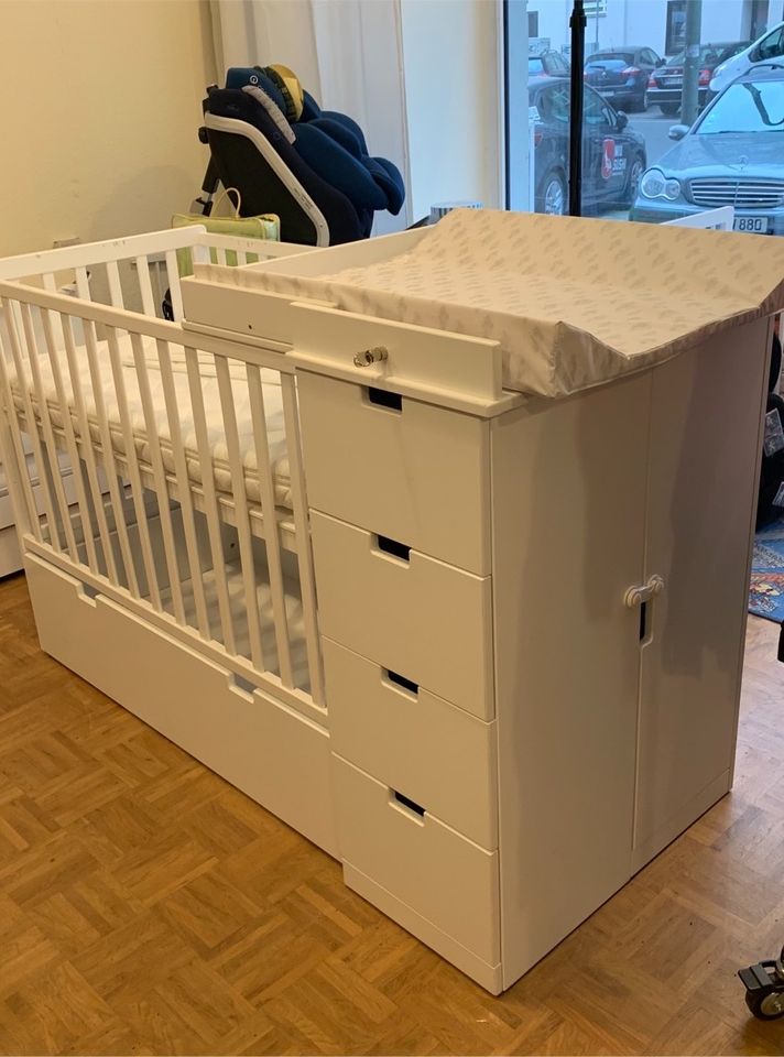 Babybett, Wickeltisch, Babyschrank mit Roll-Schubfach (2968) in Berlin