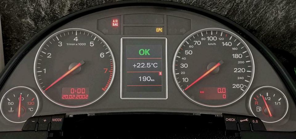 Audi A4 B6 8E Tacho Farb-FIS 8E0920930S #9 Kombiinstrument Benzin in Weißwasser