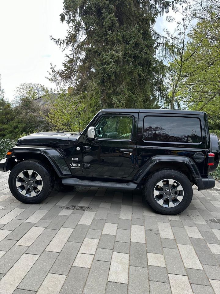 Jeep Wrangler Overland Hard-& Softtop Neuzustand in Berlin