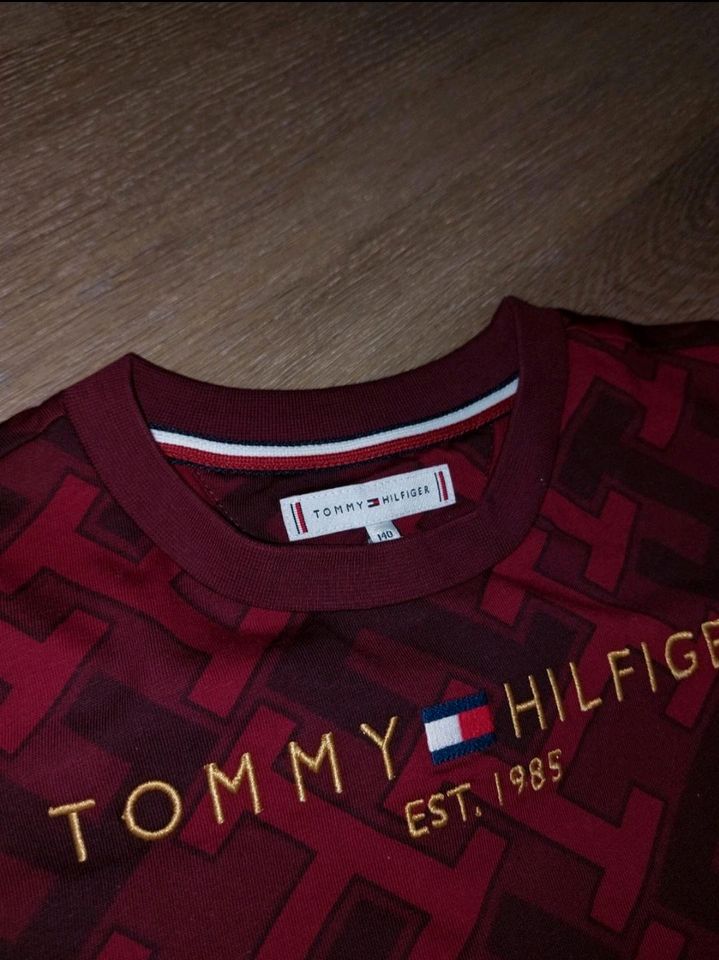 Tommy Hilfiger Jungen T-Shirt Gr. 140 in Düsseldorf